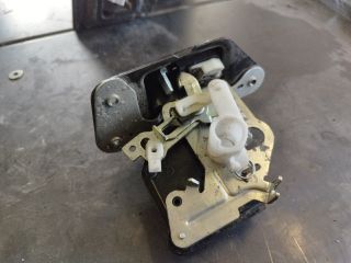 bontott FIAT FREEMONT Csomagtérajtó Zárszerkezet