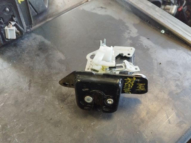 bontott FIAT FREEMONT Csomagtérajtó Zárszerkezet