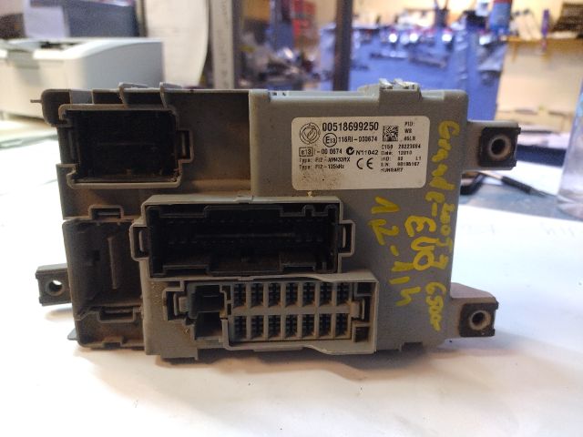 bontott FIAT GRANDE PUNTO Biztosítéktábla Motortér