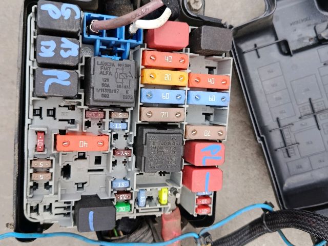 bontott FIAT GRANDE PUNTO Biztosítéktábla Motortér