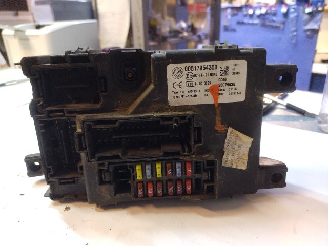 bontott FIAT GRANDE PUNTO Biztosítéktábla Motortér