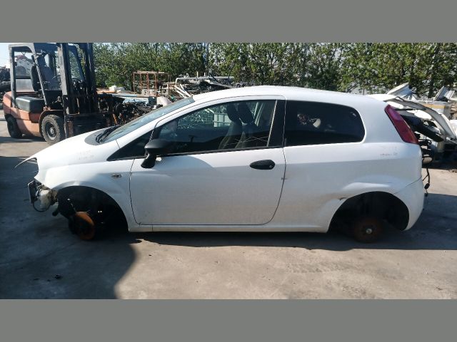 bontott FIAT GRANDE PUNTO Bal első Ajtó (Részeivel)