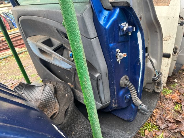 bontott FIAT GRANDE PUNTO Bal első Ajtó (Részeivel)