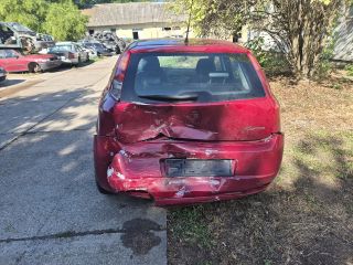 bontott FIAT GRANDE PUNTO Bal hátsó Ajtó (Részeivel)