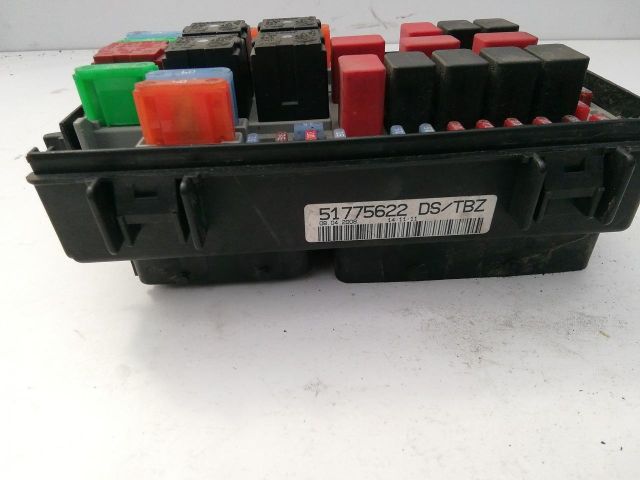 bontott FIAT GRANDE PUNTO Biztosítéktábla Motortér