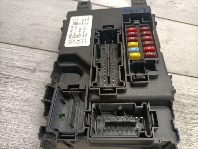 bontott FIAT GRANDE PUNTO Biztosítéktábla Utastér