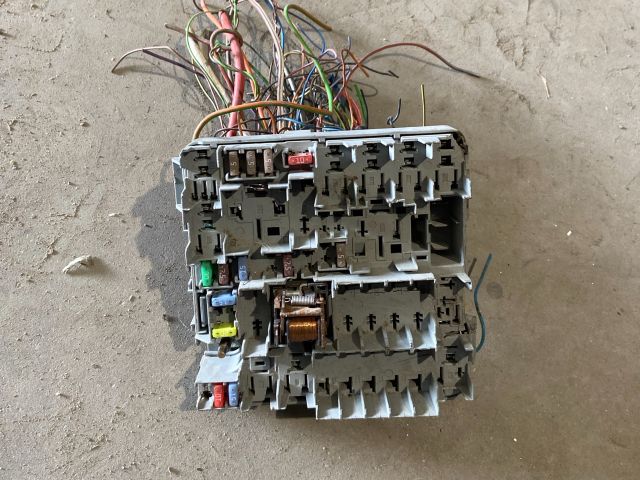 bontott FIAT GRANDE PUNTO Biztosítéktábla Utastér