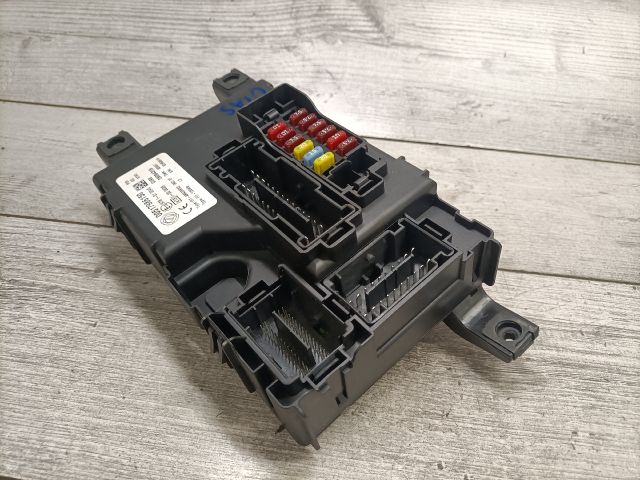 bontott FIAT GRANDE PUNTO Biztosítéktábla Utastér