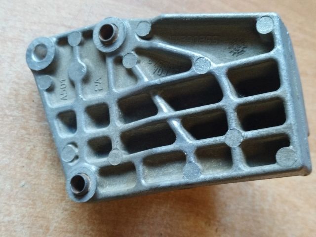 bontott FIAT GRANDE PUNTO Jobb első Féltengely Tartó