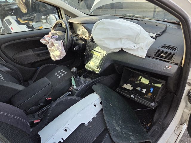 bontott FIAT GRANDE PUNTO Jobb hátsó Csonkállvány Kerékaggyal