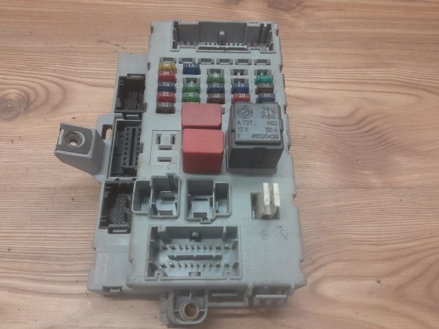 bontott FIAT IDEA Biztosítéktábla Utastér