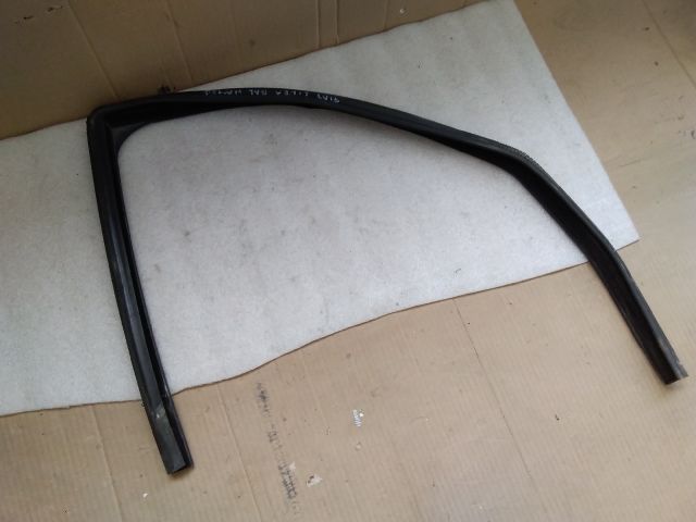 bontott FIAT LINEA Bal hátsó Ablakvezető Gumi