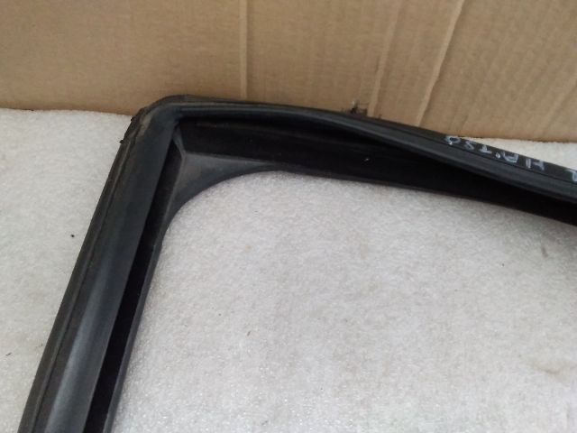 bontott FIAT LINEA Bal hátsó Ablakvezető Gumi