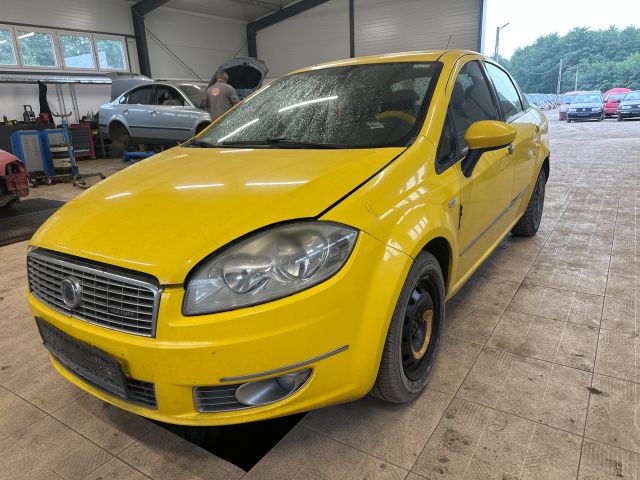 bontott FIAT LINEA Jobb első Oldal Lökhárító Tartó (Műanyag)