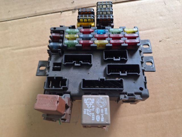 bontott FIAT MULTIPLA Biztosítéktábla Utastér