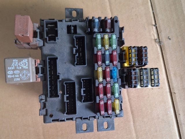 bontott FIAT MULTIPLA Biztosítéktábla Utastér