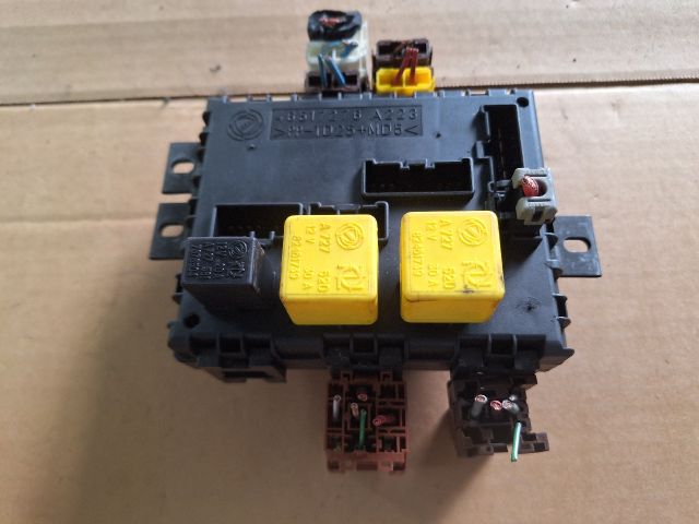 bontott FIAT MULTIPLA Biztosítéktábla Utastér