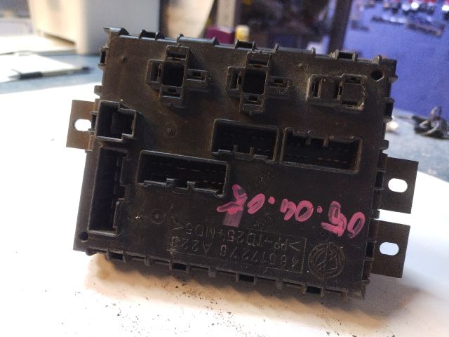 bontott FIAT MULTIPLA Biztosítéktábla Utastér