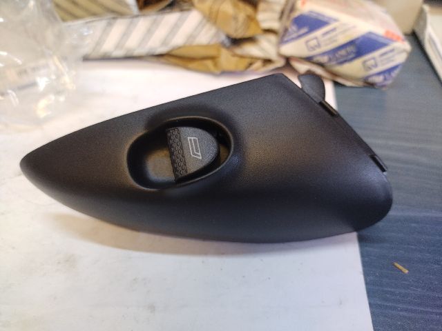 bontott FIAT PALIO Jobb első Ablakemelő Kapcsoló