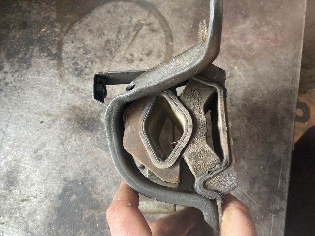 bontott FIAT PANDA Motor Tartó Bak (Fém)