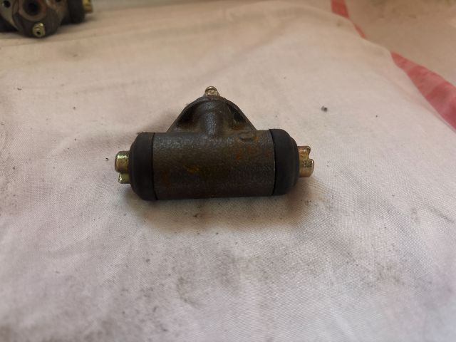 bontott FIAT PANDA Bal hátsó Féknyereg Munkahengerrel