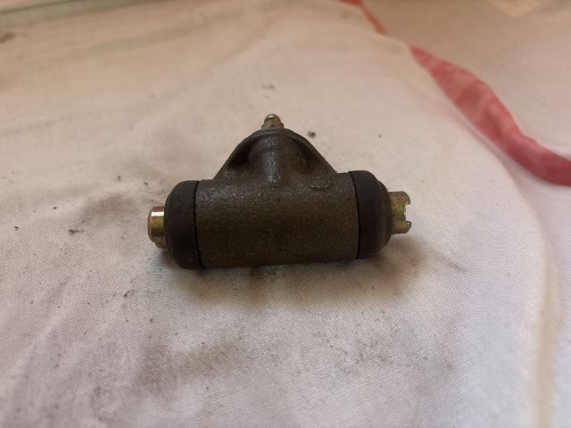 bontott FIAT PANDA Jobb hátsó Féknyereg Munkahengerrel