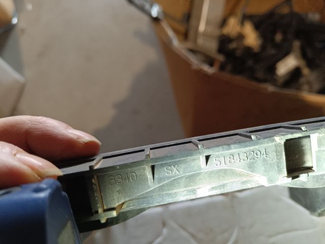 bontott FIAT PANDA Bal első Ablakvezető Gumi