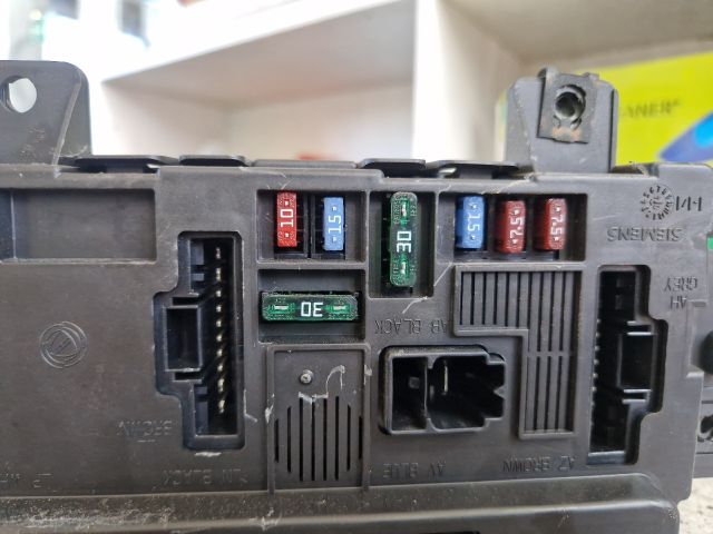 bontott FIAT PANDA Biztosítéktábla Utastér