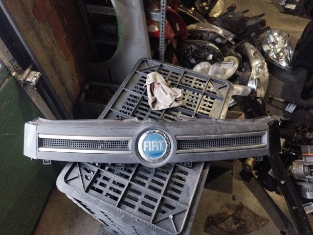 bontott FIAT PANDA Hűtőrács