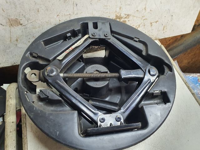 bontott FIAT PANDA Pótkerék Szerszámtartó