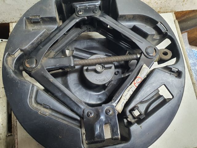 bontott FIAT PANDA Pótkerék Szerszámtartó