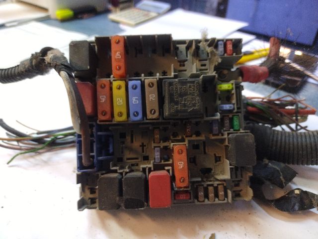 bontott FIAT PUNTO EVO Biztosítéktábla Motortér