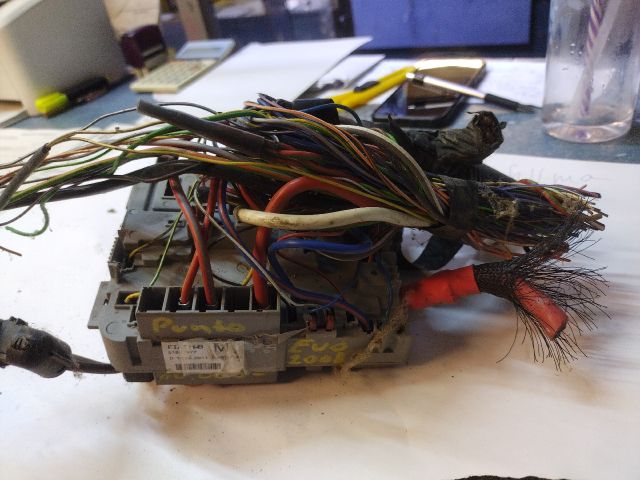 bontott FIAT PUNTO EVO Biztosítéktábla Motortér