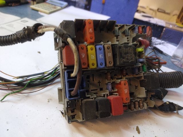 bontott FIAT PUNTO EVO Biztosítéktábla Motortér