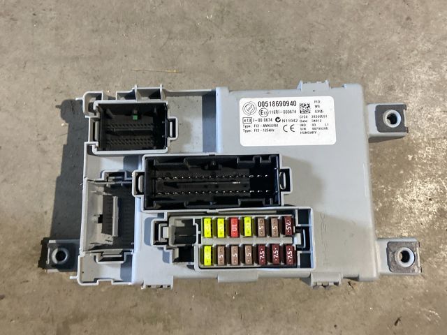 bontott FIAT PUNTO EVO Biztosítéktábla Utastér