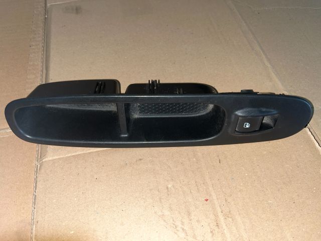 bontott FIAT PUNTO EVO Jobb első Ablakemelő Kapcsoló