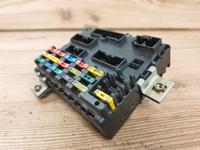 bontott FIAT PUNTO I Biztosítéktábla Utastér