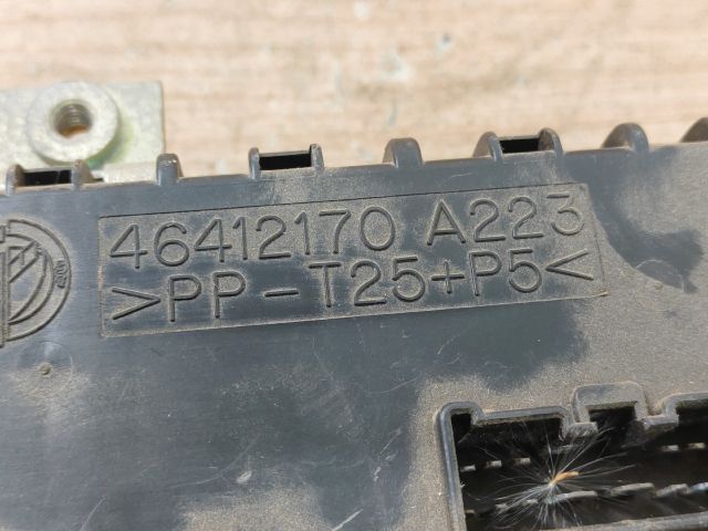 bontott FIAT PUNTO I Biztosítéktábla Utastér