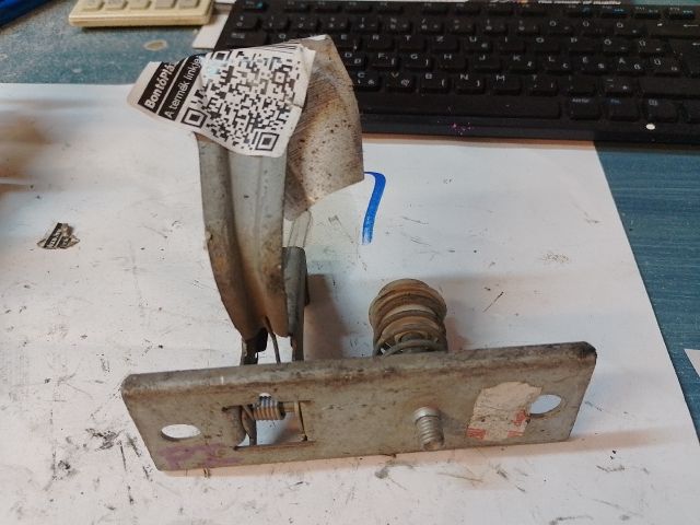 bontott FIAT PUNTO I Motorháztető Biztonsági Kampó