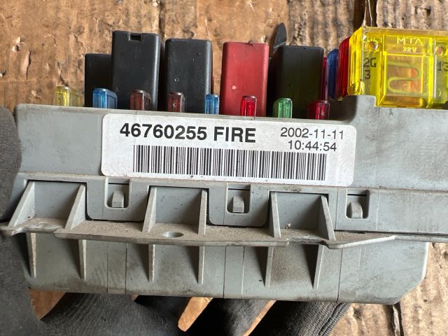 bontott FIAT PUNTO II Biztosítéktábla Motortér