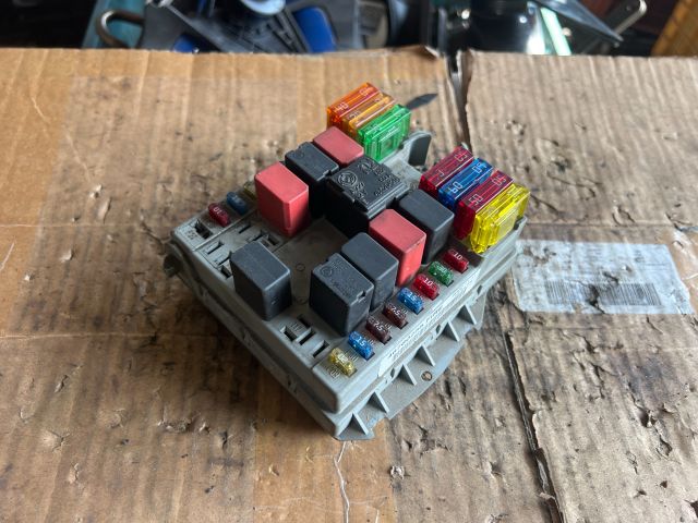 bontott FIAT PUNTO II Biztosítéktábla Motortér