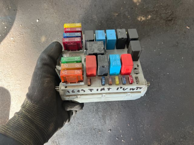 bontott FIAT PUNTO II Biztosítéktábla Motortér