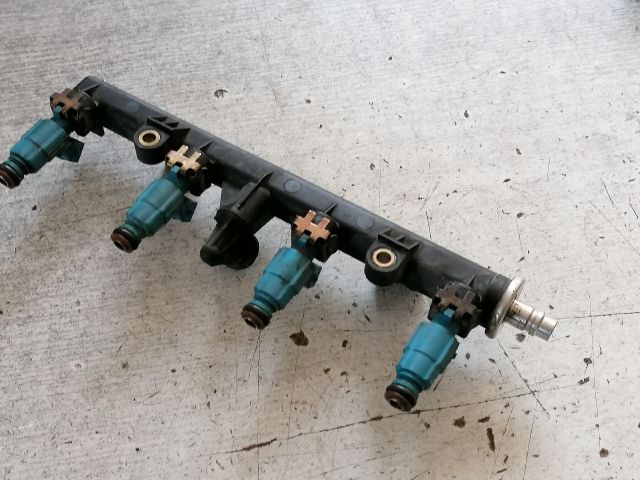 bontott FIAT PUNTO II Porlasztó Sor / Híd