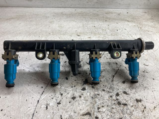 bontott FIAT PUNTO II Porlasztó Sor / Híd