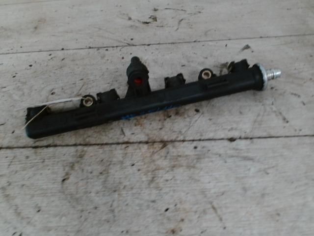 bontott FIAT PUNTO II Porlasztó Sor / Híd