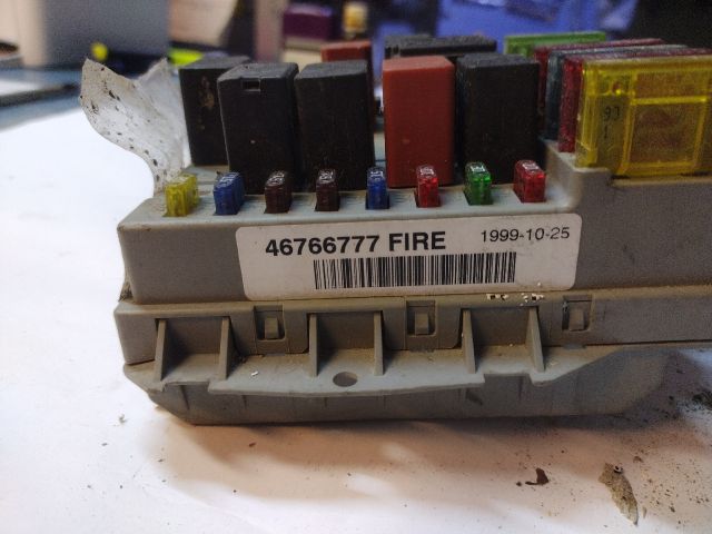 bontott FIAT PUNTO II Biztosítéktábla Motortér