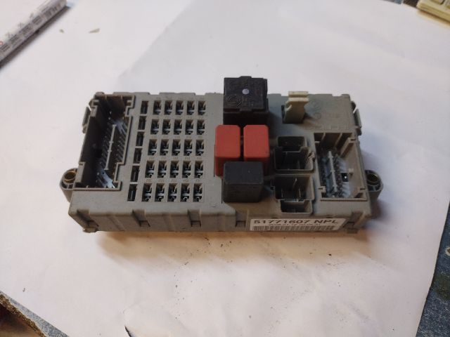 bontott FIAT PUNTO II Biztosítéktábla Motortér