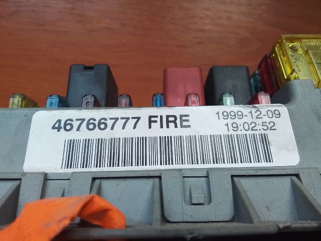 bontott FIAT PUNTO II Biztosítéktábla Motortér