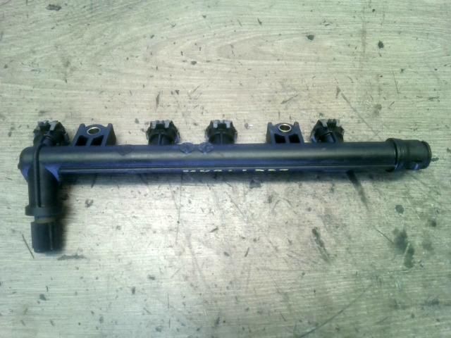 bontott FIAT PUNTO II Porlasztó Sor / Híd