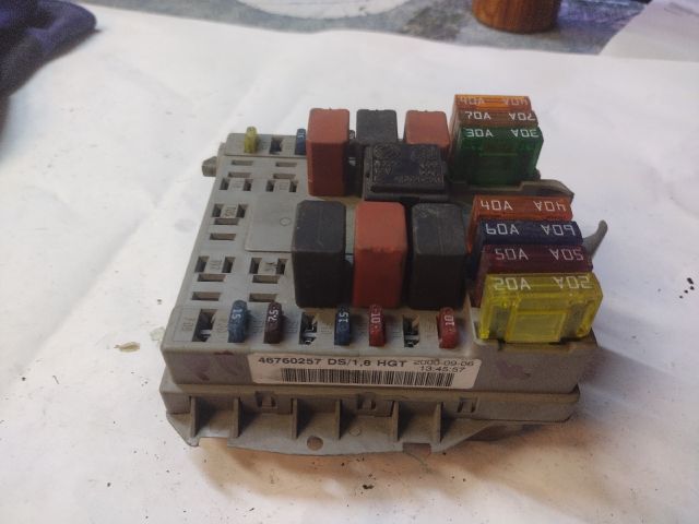 bontott FIAT PUNTO II Biztosítéktábla Motortér